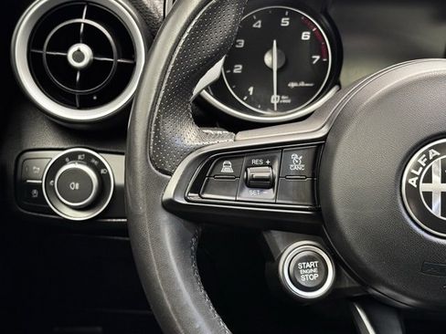 Used 2023 Alfa Romeo Giulia Veloce image 25