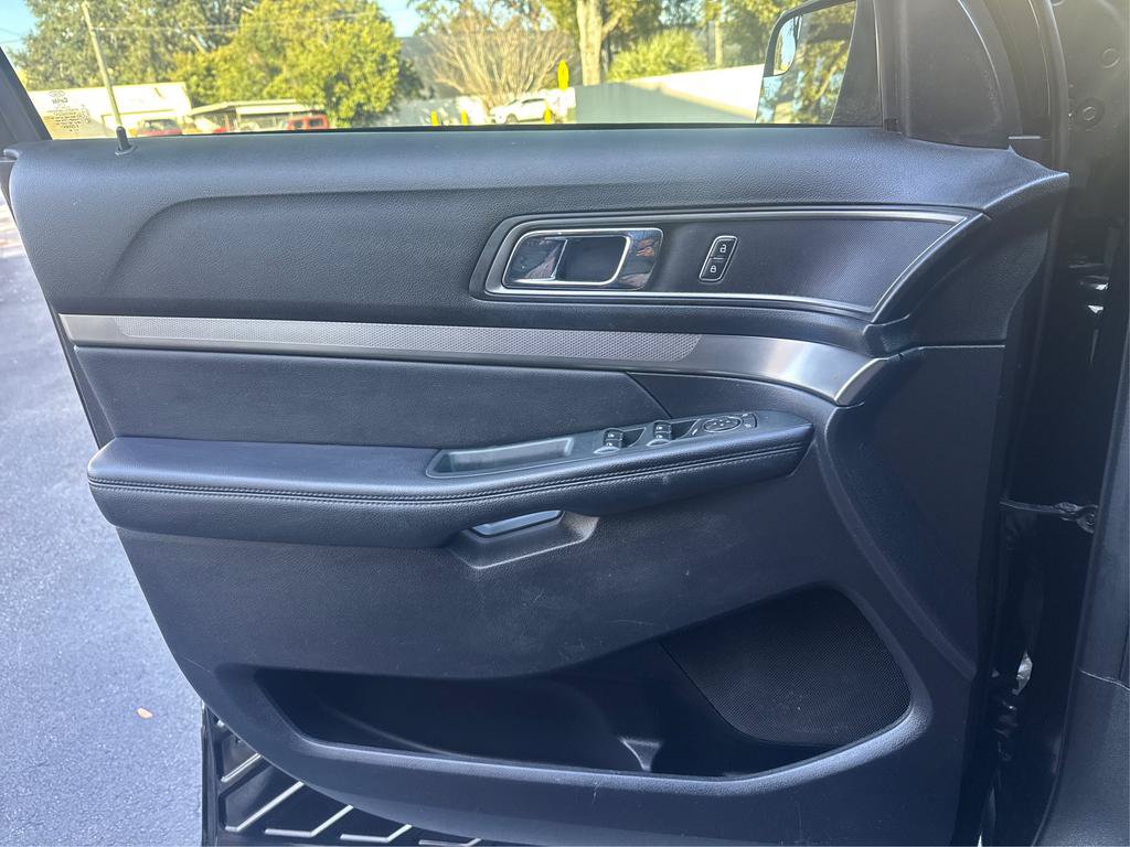Used 2018 Ford Explorer XLT w/ Equipment Group 202A FWD image 21