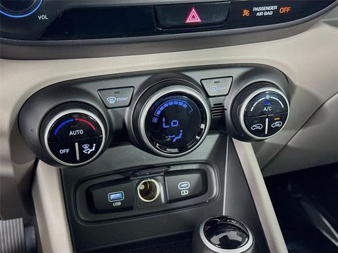 Certified 2025 Hyundai Venue SEL FWD image 17