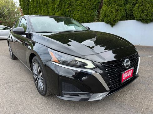 Used 2025 Nissan Altima 2.5 SV FWD image 2
