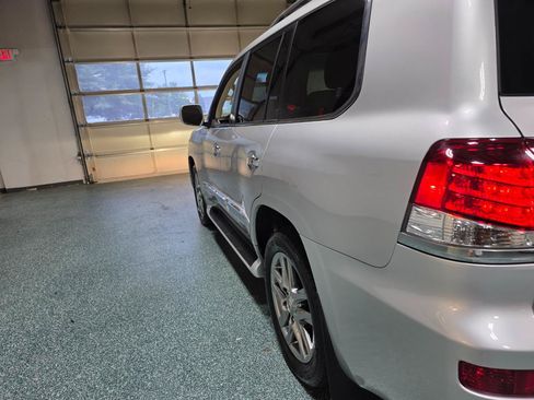 Used 2013 Lexus LX 570 4WD w/ Luxury Pkg w/Pre-crash image 10