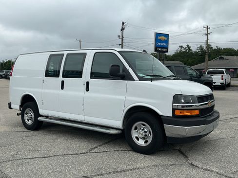 Used 2022 Chevrolet Express 2500 w/ Driver Convenience Package RWD image 2