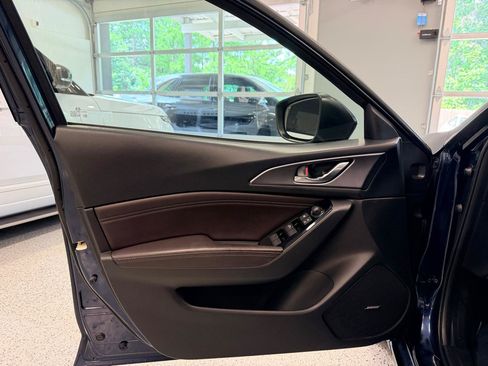 Used 2018 MAZDA MAZDA3 Grand Touring w/ Premium Equipment Package FWD image 15