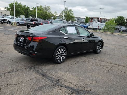 Used 2024 Nissan Altima 2.5 SV FWD image 14