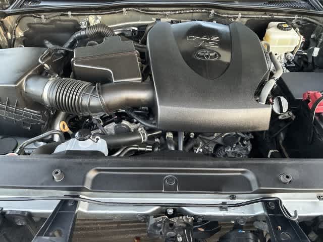 Used 2022 Toyota Tacoma TRD Off-Road AWD/4WD image 15
