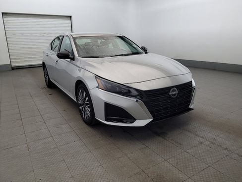 Used 2025 Nissan Altima 2.5 SV FWD image 13