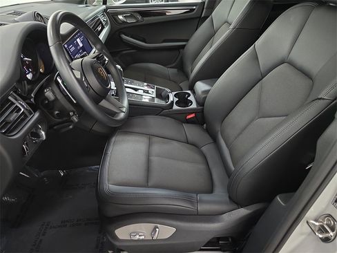 Used 2025 Porsche Macan image 5