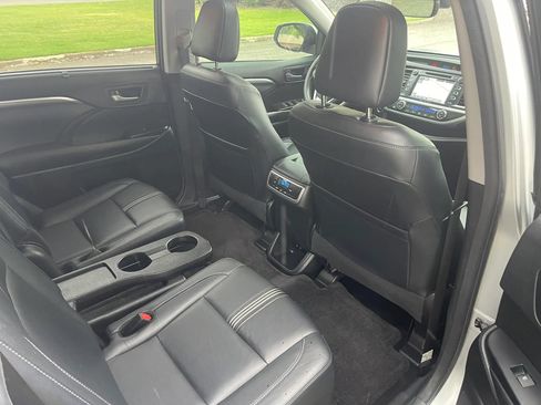 Used 2017 Toyota Highlander SE w/ Carpet Mat Package AWD/4WD image 13