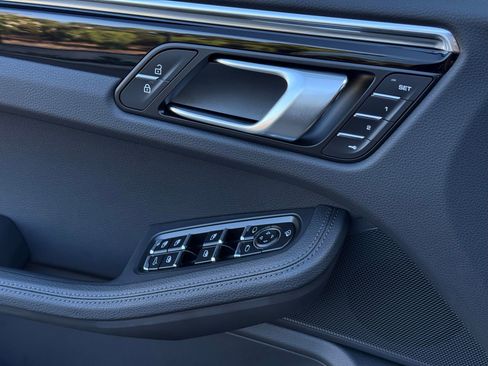 Used 2025 Porsche Macan AWD/4WD image 27