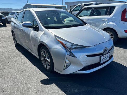 Used 2016 Toyota Prius Three Touring FWD image 2