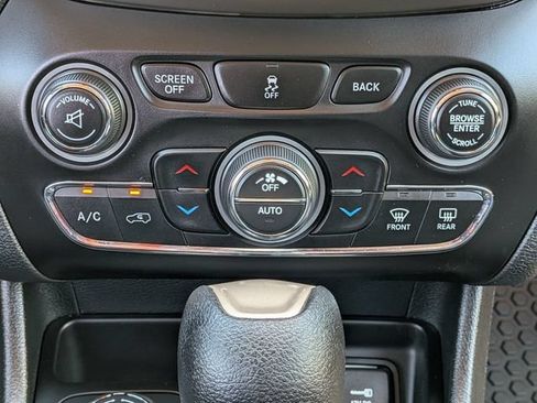Used 2014 Jeep Cherokee Latitude w/ Comfort/Convenience Group AWD/4WD image 18