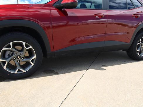 Used 2025 Chevrolet Trax LT FWD image 10