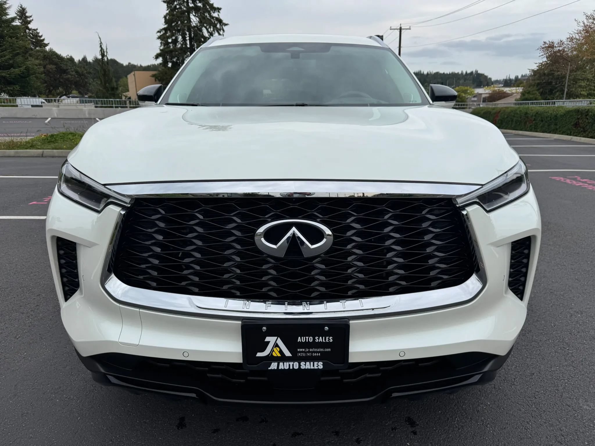 Used 2023 INFINITI QX60 Luxe w/ Vision Package AWD/4WD image 3