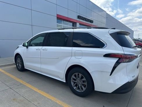 Used 2022 Toyota Sienna LE FWD image 2