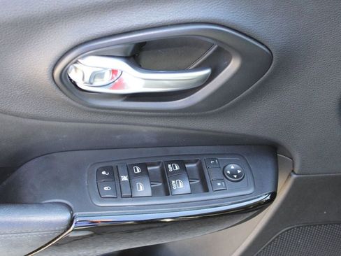 Used 2019 Jeep Cherokee Latitude Plus image 25