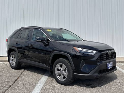 Used 2022 Toyota RAV4 XLE w/ XLE Grade Weather Package AWD/4WD image 9