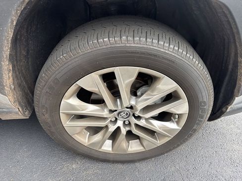 Used 2019 Toyota RAV4 XLE Premium image 18