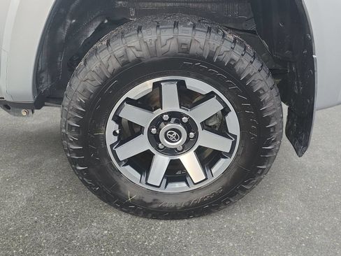Used 2018 Toyota 4Runner TRD Off-Road Premium AWD/4WD image 31