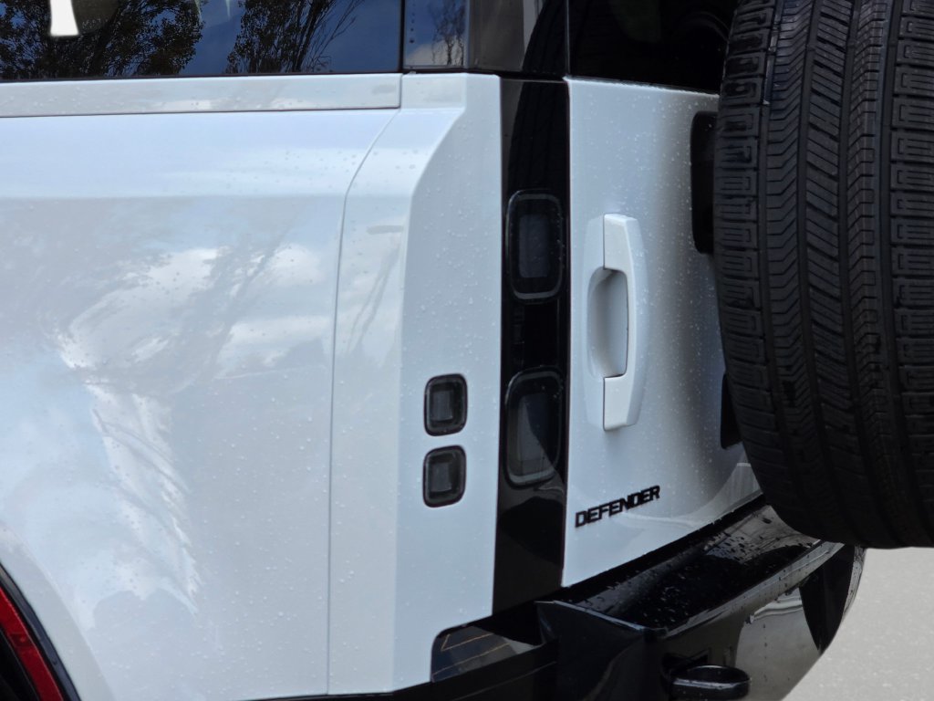 New 2026 Land Rover Defender 110 X-Dynamic SE AWD/4WD image 36
