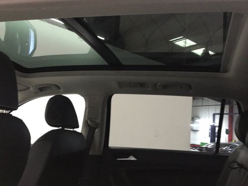 Used 2023 Volkswagen Tiguan SE w/ Panoramic Sunroof Package FWD image 12