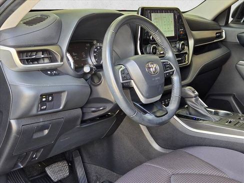 Used 2023 Toyota Highlander LE AWD/4WD image 9