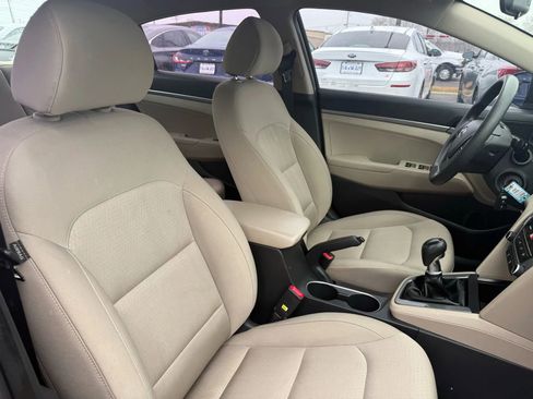 Used 2017 Hyundai Elantra SE image 19