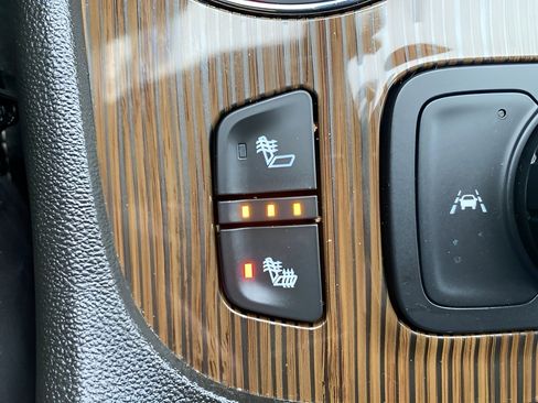 Used 2023 GMC Acadia SLE w/ Driver Convenience Package image 28