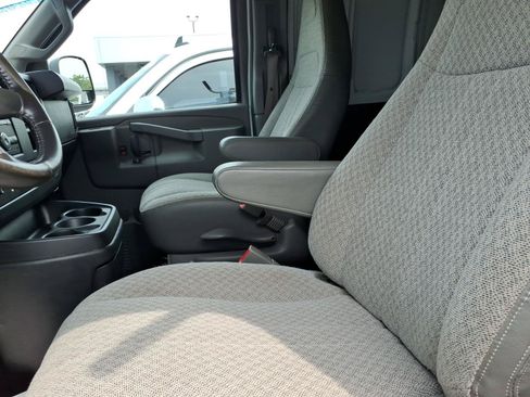 Used 2018 Chevrolet Express 2500 w/ Driver Convenience Package RWD image 3