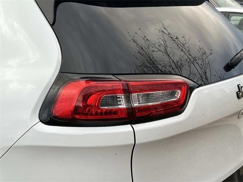 Used 2017 Jeep Cherokee Sport image 6