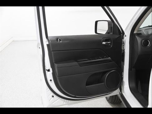 Used 2017 Jeep Patriot High Altitude AWD/4WD image 4