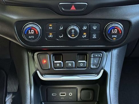 Certified 2021 GMC Terrain SLE w/ Driver Convenience Package AWD/4WD image 17