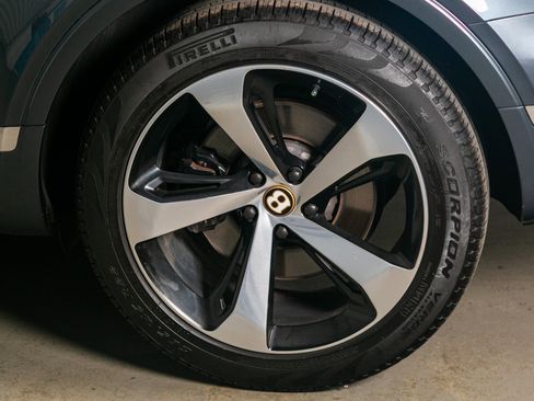 Used 2019 Bentley Bentayga image 48