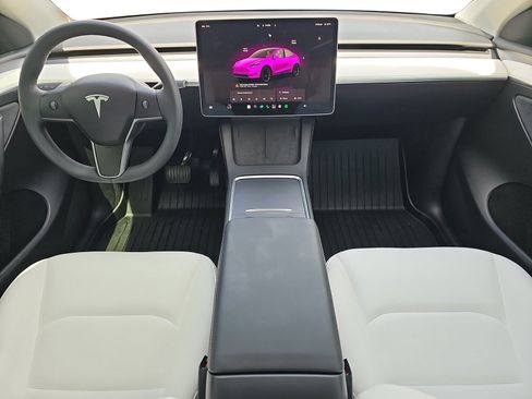 Used 2024 Tesla Model Y Long Range RWD image 9