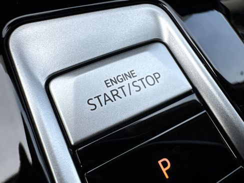 Used 2025 Volkswagen Atlas SE image 25