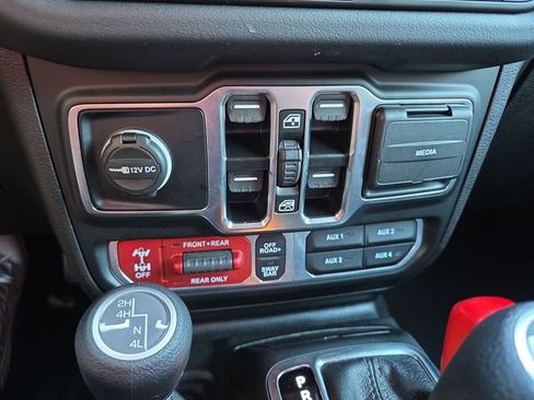 Used 2024 Jeep Wrangler Rubicon image 23