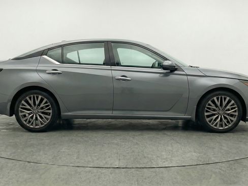 Used 2025 Nissan Altima 2.5 SV image 11