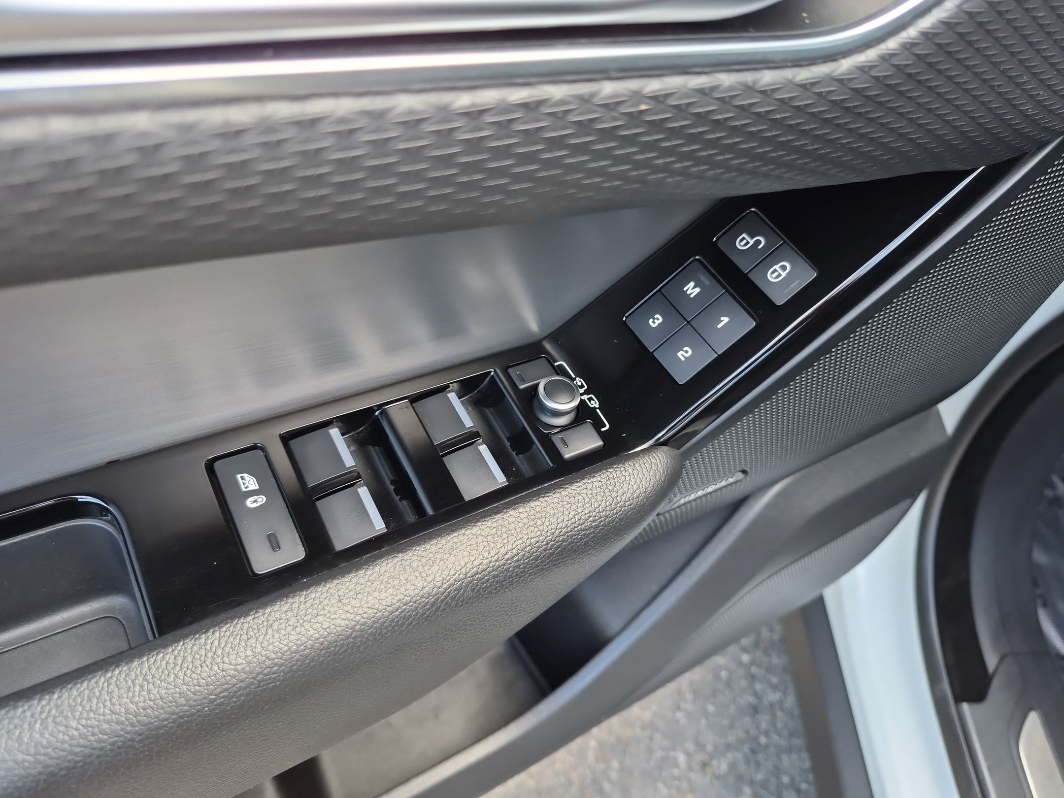 Used 2020 Land Rover Range Rover Velar R-Dynamic S AWD/4WD image 15