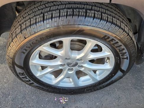 Used 2016 Jeep Cherokee Latitude AWD/4WD image 3