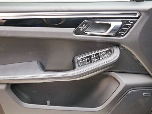 Certified 2025 Porsche Macan AWD/4WD image 29