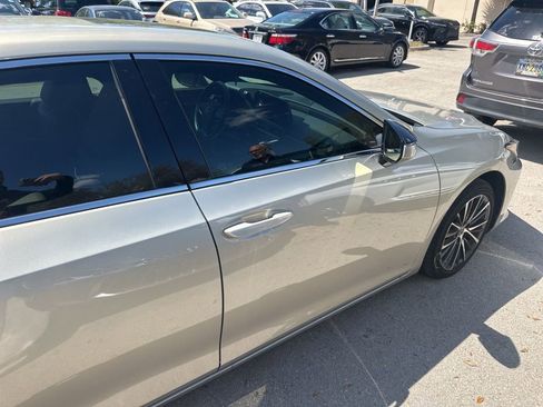 Used 2024 Lexus ES 350 w/ Premium Package image 11