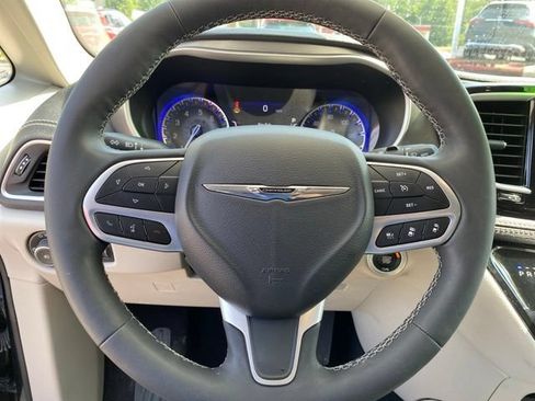 Used 2023 Chrysler Pacifica Touring-L FWD image 17