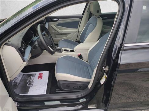 Used 2025 Volkswagen Jetta SE FWD image 16