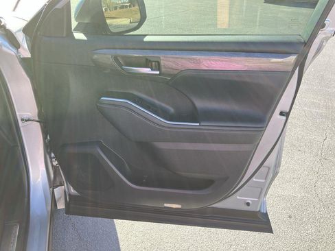 Used 2024 Toyota Highlander Platinum image 39