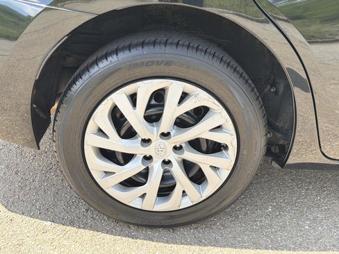 Used 2017 Toyota Corolla LE FWD image 17