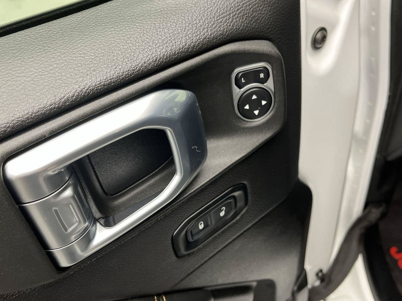 Used 2022 Jeep Gladiator Overland AWD/4WD image 9