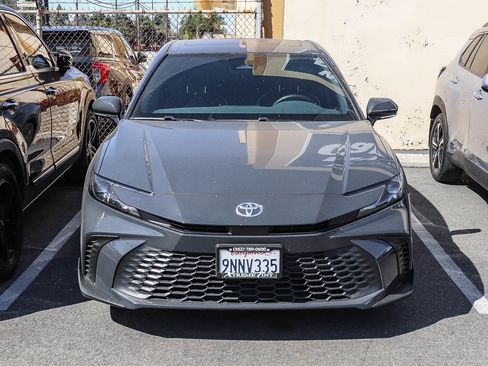 Used 2025 Toyota Camry SE w/ Convenience Package image 2