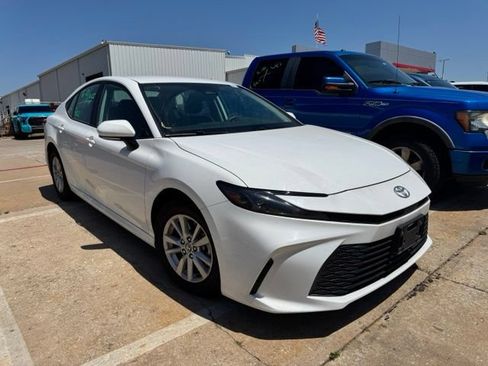 Used 2025 Toyota Camry LE FWD image 9