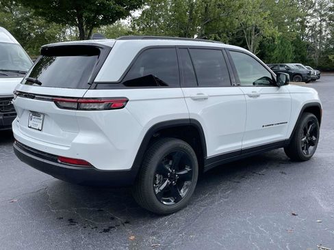 New 2025 Jeep Grand Cherokee Altitude image 9