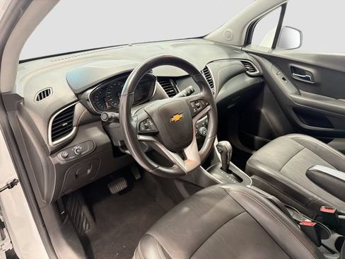 Used 2020 Chevrolet Trax LT w/ LT Convenience Package FWD image 9