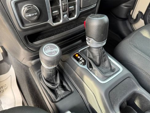 Used 2022 Jeep Gladiator Willys image 28